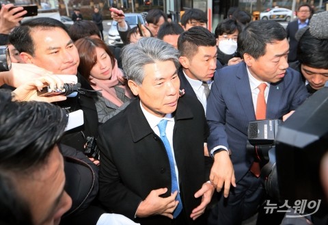 ‘벌써 2주째’ 기업은행장 출근 저지 사태, 文대통령이 기름 부었나