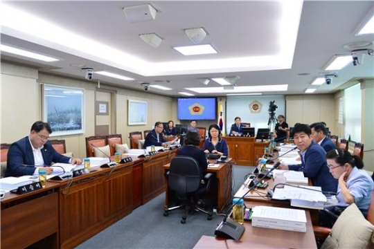 서울시의회 체육단체 비위근절을 위한 행정사무조사 특별위원회 회의 장면