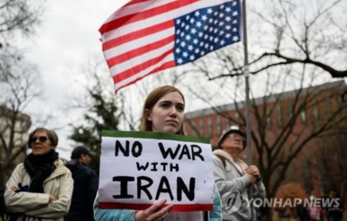 4일 워싱턴DC에서 열린 반전 시위에 참가한 미국 시민이 이란과 전쟁을 반대한다는 의미의 피켓을 들고 있다. 사진=연합뉴스