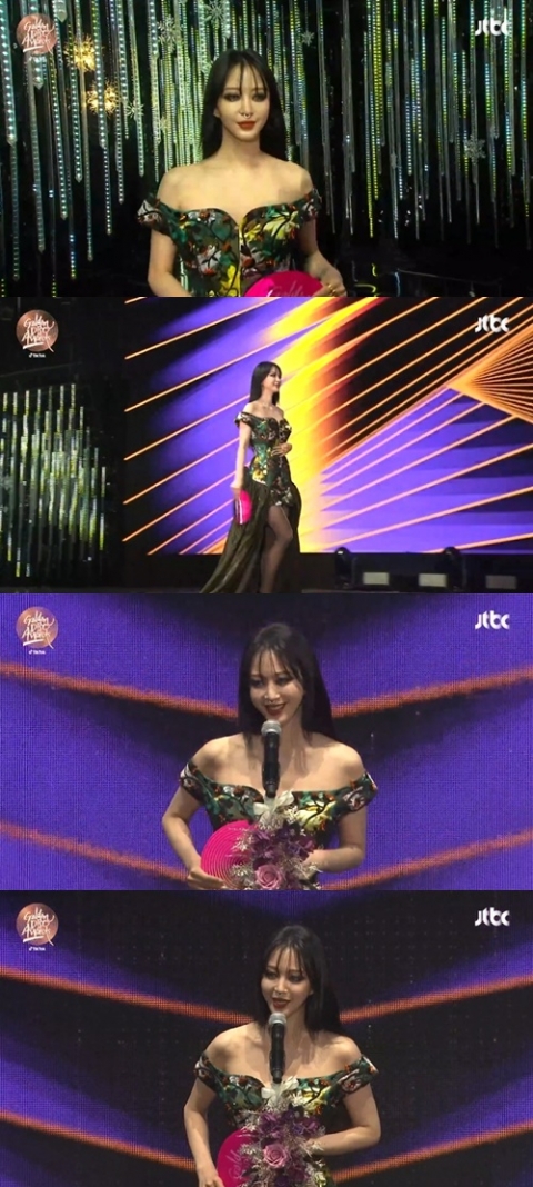 한예슬, ‘골든디스크’ 시상식서 ‘짙은 메이크업+파격 코걸이’ 패션 화제
