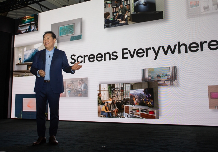 삼성전자 영상디스플레이 사업부장 한종희 사장이 삼성의 ‘스크린 에브리웨어(Screens Everywhere)’ 비전을 발표하고 있다. 사진=삼성전자 제공