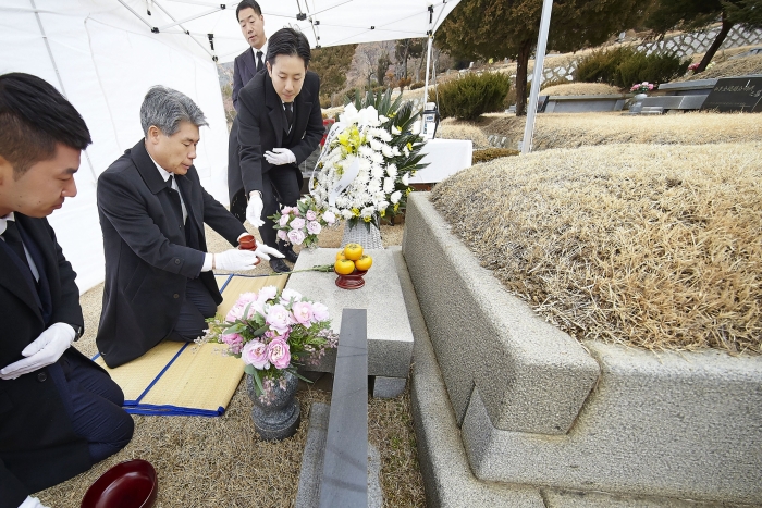 6일 경기 성남시 분당에 있는 메모리얼파크에서 윤종원 기업은행장(왼쪽 두 번째)이 故 강권석 은행장의 묘소를 찾아 헌작하고 있는 모습. 사진=IBK기업은행 제공