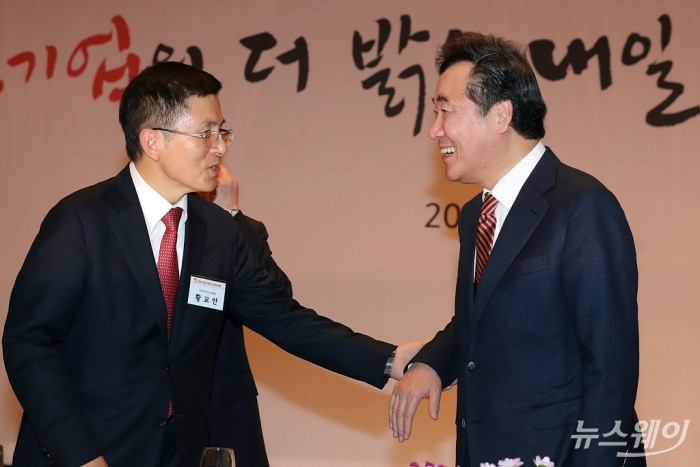 ‘2020 중소기업인 신년인사회’이낙연 국무총리-황교안 자유한국당 대표. 사진=이수길 기자 leo2004@newsway.co.kr