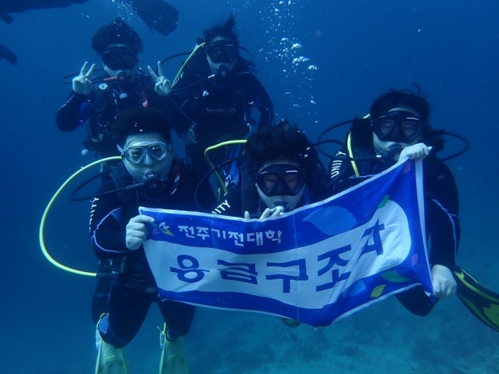 전주기전대학 응급구조과 학생들이 ‘해양보건전문인력양성 프로그램’에 참가하고 있다.
