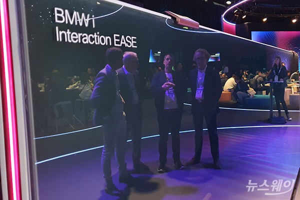BMW USA 측은 BMW ‘i Interaction EASE’는 디자인웍스(Designworks)와 공동으로 만들어진 콘셉트로 방문객들이 i Interaction EASE에 집중하기를 원하기 때문에 ‘추상적인’ 외관 디자인으로 만들어졌다고 설명했다. 사진=윤경현 기자