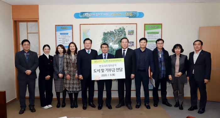 LX가 9일 전북혁신도시소재 ‘콩쥐팥쥐도서관’에서 3,000만원 상당의 어린이열람을 위한 시설비와 도서 등을 지원하고 있다.