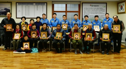 포스코 기술연구원, 여수 묘도동 어르신들에 장수사진 전달