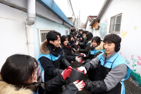 대우건설, 신입사원 130명 ‘사랑의 연탄나눔’ 진행