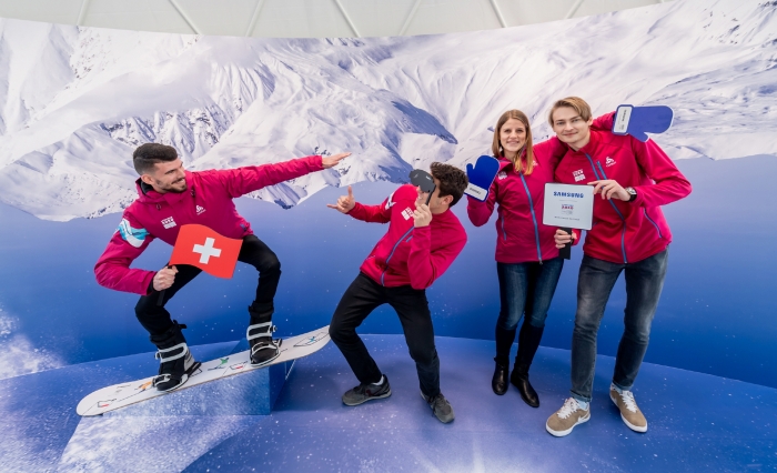 ‘2020 로잔 동계 유스 올림픽’ 기간 동안 삼성전자가 스위스 로잔에서 운영하는 ‘삼성 올림픽 체험관’에서 방문객들의 최신 모바일 기술을 체험하고 있다. 사진=삼성전자 제공