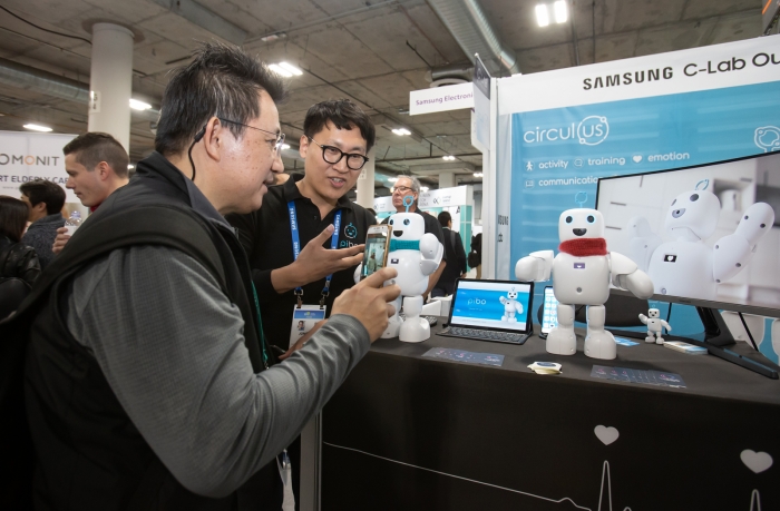 삼성전자 C랩 아웃사이드 출신 스타트업 ‘서큘러스’가 관람객에게 인터랙티브 기술을 활용한 반려로봇을 선보이고 있다.