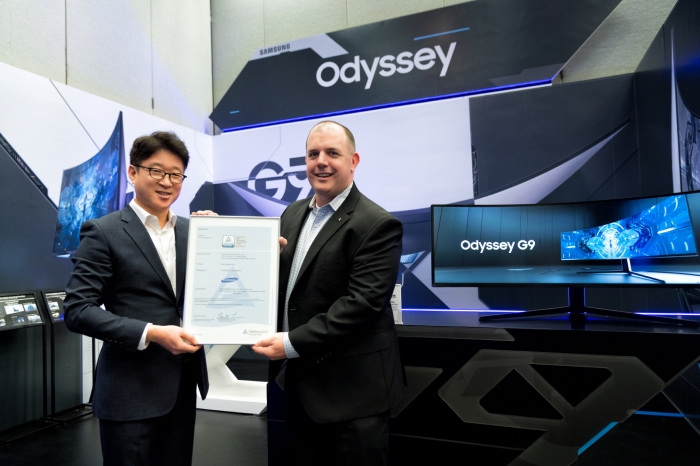 세계적 규격 인증 기관인 독일 ‘TUV라인란드’가 업계 최초로 삼성전자 게이밍모니터 ‘오디세이(Odyssey)’ G9·G7에 적용된 기술이 세계 최고 곡률 1000R 디스플레이임을 인증했다. 삼성전자 영상디스플레이사업부 유준영 상무(왼쪽)와 TUV라인란드 마이클 크로닌(Michael Cronin) 상무.