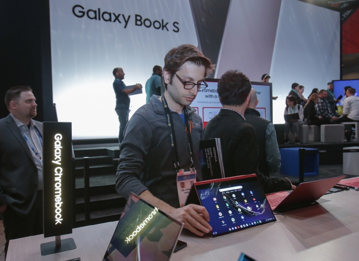 삼성전자 갤럭시 체험관을 방문한 관람객들이 ‘갤럭시 크롬북(Galaxy Chromebook)’을 체험하고 있다.