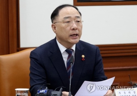 홍남기 “마스크, 극단적 수급불안 시 긴급 수급조정 조치”