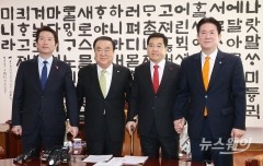 민주당 “오늘(13일) 본회의 열어야” vs 한국당 “16일 열자”