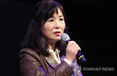 공지영 VS 진중권 설전···공개적 막말 퍼붓기 공격