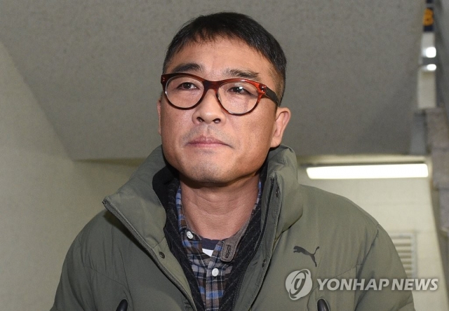 김건모, 경찰 출석···‘성폭행 의혹’ 질문에 묵묵부답