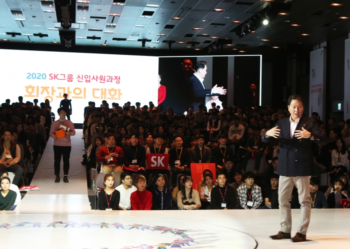 최태원 SK 회장이 15일 오후 서울 광장동 워커힐호텔에서 열린 ‘2020 신입사원과의 대화’에서 신입사원 질문에 답하고 있다. 사진=SK