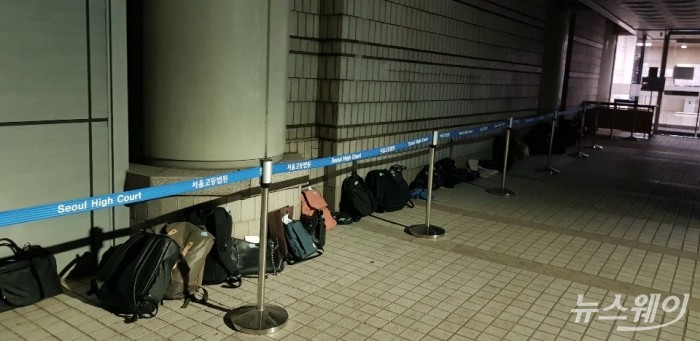 서관 입구에는 이른 새벽부터 자리를 맡기 위해 놓아둔 가방이 줄지어 있다. 사진=김정훈 기자