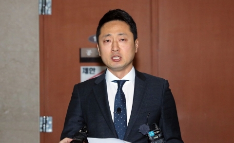 ‘전두환 골프 영상’ 공개한 임한솔 “정의당 탈당”