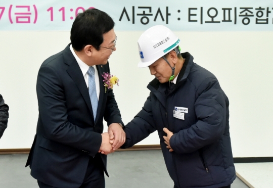 17일 박남춘 인천시장이 검단산업단지 관리공단에서 열린 봉수대길 안동포사거리 지하차도 건설공사 착공식에서 공사관계자들을 격려하고 있다.
