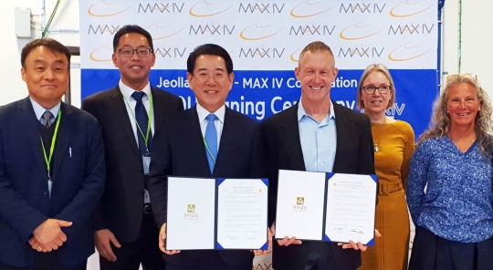 김영록 전남도지사가 13일(현지시간) 스웨덴 룬드시 맥스4(MAX IV) 연구소에서 이안 맥널티 연구소장과 방사광가속기 연계사업 발굴 및 기초과학 연구 협력을 위한 업무협약을 체결했다.