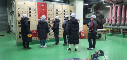 제1국제여객터미널 소방시설 점검에 나선 인천항만공사 직원들.