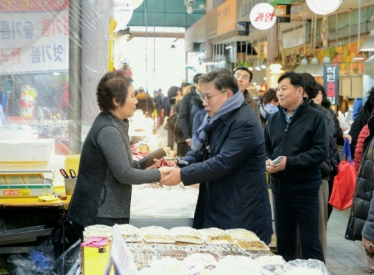 20일 김정식 미추홀구청장이 전통시장을 찾아 시장상인을 격려하고 있다.