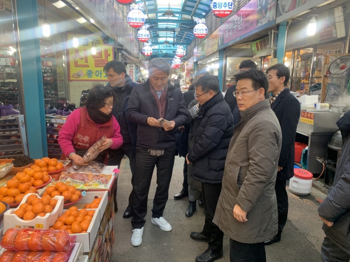 광주시 기획조정실, 설맞이 전통시장 장보기 나서 기사의 사진