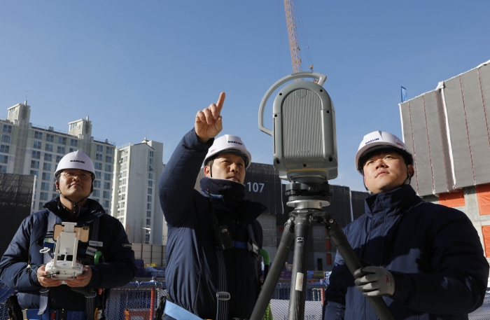 김포에서 건설중인 e편한세상 김포 로얄하임 현장에서 대림산업 직원들이 3D 스캐너와 드론을 활용하여 BIM 설계에 필요한 측량자료를 촬영하고 있다. 사진=대림산업 제공