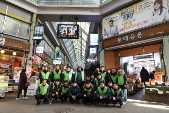인천 정서진 중앙시장 장보기 행사에 나선 서부발전 직원들