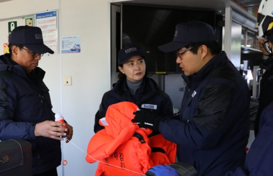 13일 한국해양교통안전공단 이연승 이사장(가운데)이 인천운항관리센터를 찾아 여객선 안전관리실태를 점검하고 있다.