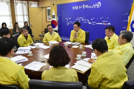 박남춘 인천시장이 28일 시청 접견실에서 신종 코로나바이러스감염증 관련 대책회의를 주재하며 상황을 점검하고 있다.