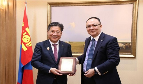 28일 류재선 전기공사협회장(왼쪽)이 주한몽골대사관 바트사이항 푸렙삼보 경제상무 참사관으로부터 몽골 훈장을 전달 받고 있다.