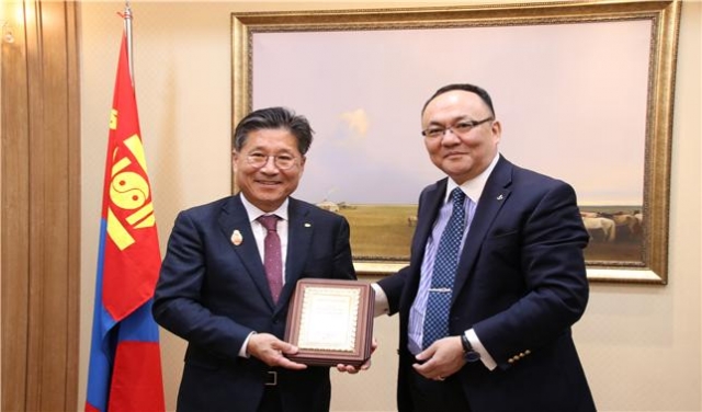 전기공사협회 류재선 회장, 몽골 정부훈장 수상...전기·에너지 분야 교류 기여
