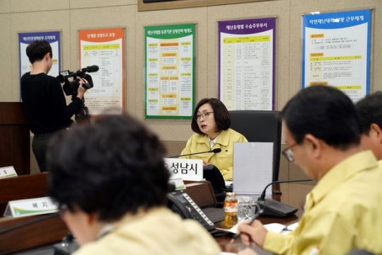 성남시는 28일 시청 8층 재난안전상황실에서 은수미 성남시장(중앙) 주재의 ‘신종 코로나바이러스 선제 대응을 위한 대책 회의’를 개최했다.