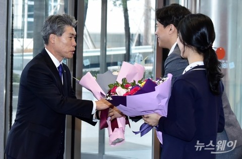 첫 출근 윤종원 기업은행장, 인사‧실적개선‧조직안정 과제 ‘산적’