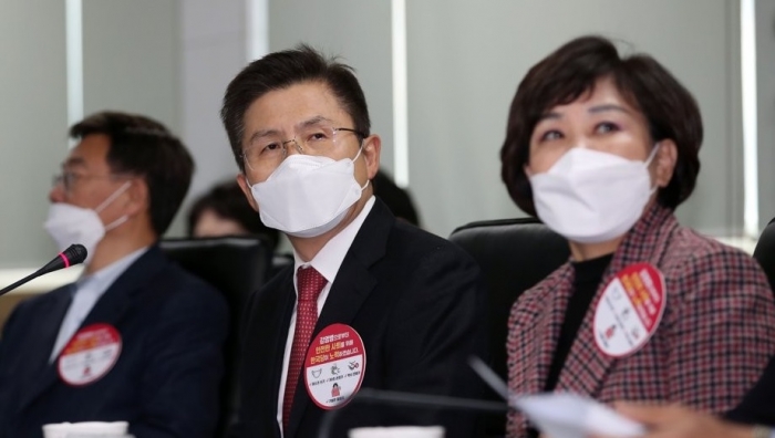 마스크를 쓴 자유한국당 지도부. 사진=연합뉴스 제공