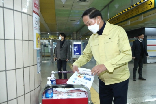 30일 이재준 고양시장이 전철역을 방문해 손세정제, 마스크, 체온계 구비 상태를 점검하고 있다.