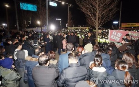 충북 진천 주민들 “격리 수용 안 막겠다···주민 안전 보장” 사진=연합뉴스 제공