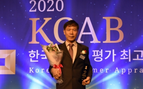 31일 팜투어가 `2020 한국소비자평가 최고의 브랜드 대상` 시상식에서 허니문여행사 부문 대상을 수상했다. 사진은 관계 회사인 (주)제이씨커뮤니케이션 홍양희 대표.