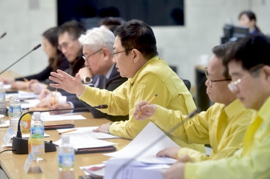 박남춘 인천시장이 31일 중회의실에서 의료업계 민관협의체 관계자들과 신종 코로나바이러스 대응에 대한 간담회를 갖고 있다.