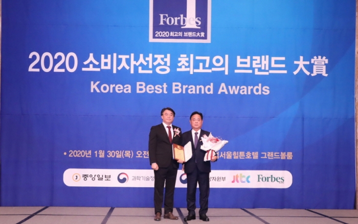 목포해상케이블카가 ‘2020 소비자선정 최고의 브랜드 대상’에서 수상하고 있다.