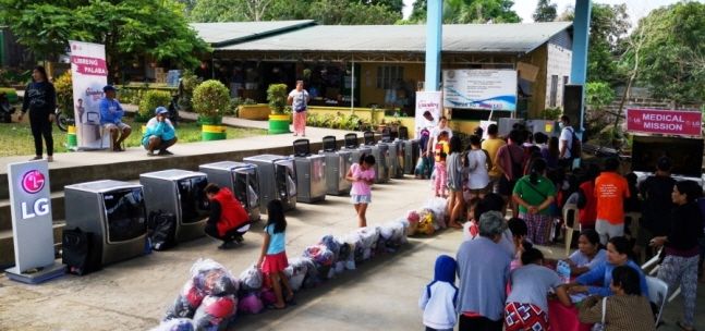 LG전자 필리핀법인은 최근 탈화산 인근 지역에 마련된 주요 대피소 세 곳을 이어 방문해 무료 세탁방을 운영하고 의료서비스를 제공했다. 사진=LG전자 제공