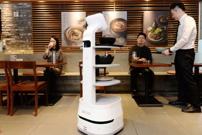 제일제면소 서울역사점에 방문한 고객들이 LG 클로이 서브봇을 체험하고 있다. 사진=LG전자 제공