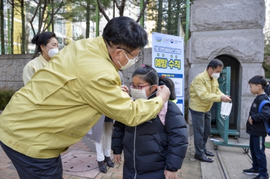 3일 도성훈 교육감이 신종 코로나바이러스 감염증 예방을 위해 등교하는 학생들에게 마스크를 착용해 주고 있다.