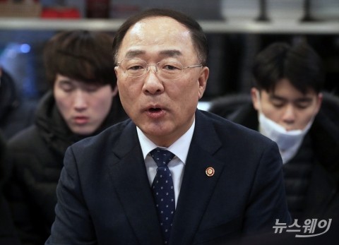 홍남기 “93만명에 월 50만원씩 석달분 고용안정지원금 지급”
