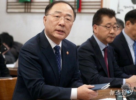 홍남기 “55만개+α 직접일자리 3조5000억 추경재원 확보직후 집행”