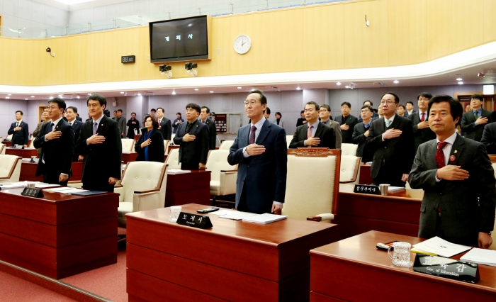 3일 전북도의회 본회의장에서 열린 제369회 도의회 임시회 본회의 개회식에 송하진 도지사와 김승환 도교육감을 비롯한 도의들이 국민의례를 하고 있다.