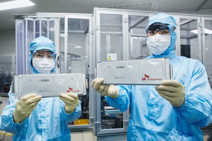 SK이노베이션 연구원들이 배터리 셀을 들고 있는 모습. 사진=SK이노베이션 제공