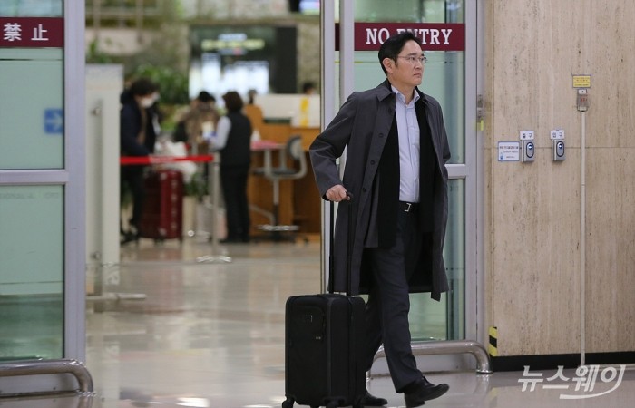이재용 삼성전자 부회장이 4일 브라질 및 일본 출장을 마치고 김포공항을 통해 귀국하고 있다. 사진=이수길 기자